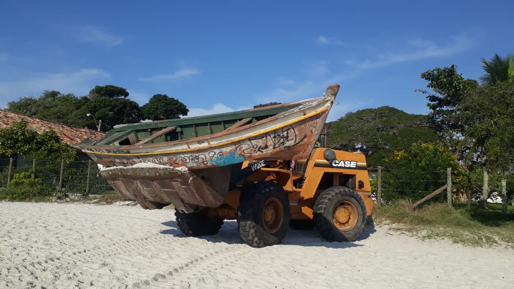 Prefeitura continua retirada de embarcações abandonadas às margens da Lagoa Araruama