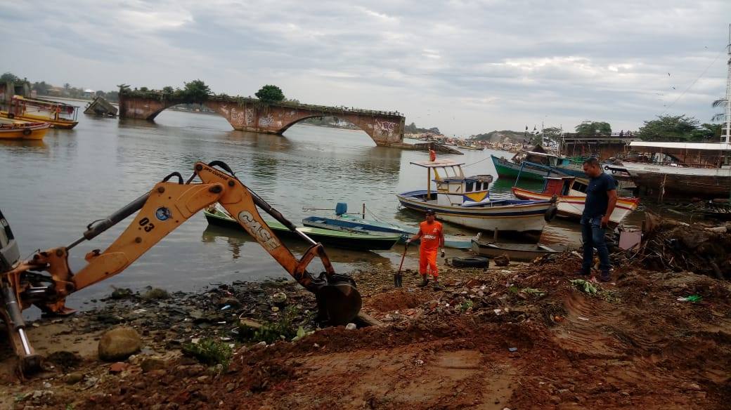 Margens do Rio São João, em Santo Antônio, recebem serviços de limpeza da Comsercaf