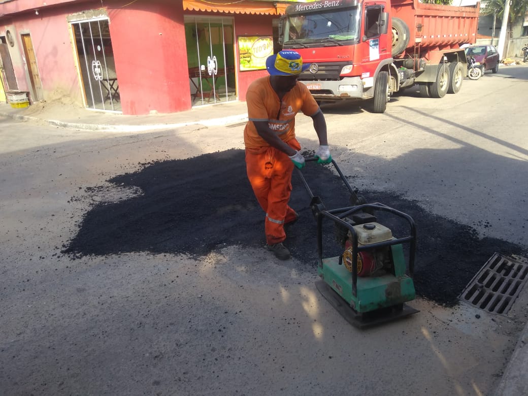 Comsercaf realiza operação tapa-buraco e nivelamento de solo em bairros do município