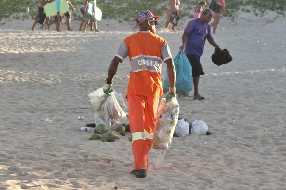 Comsercaf retira cerca de meia tonelada de vidro por dia das praias de Cabo Frio