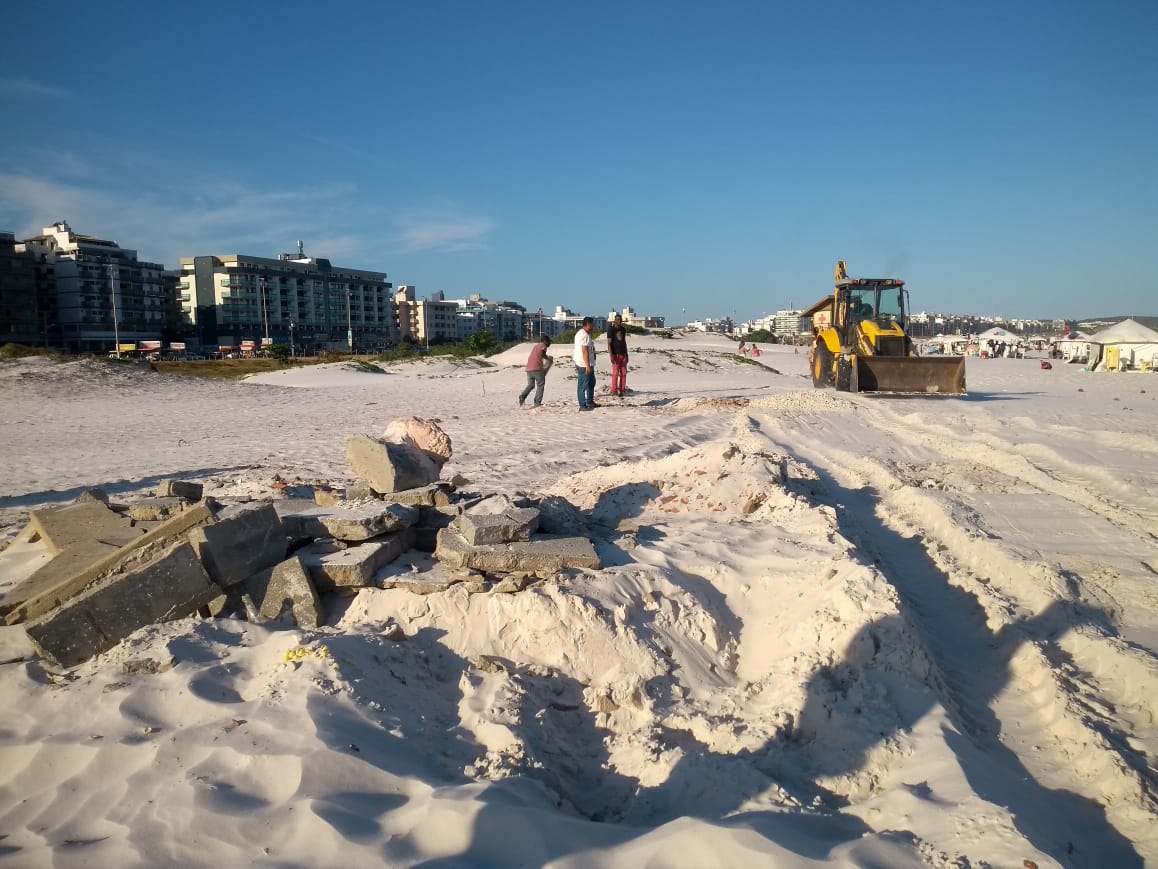 Prefeitura promove mutirão de limpeza na Praia do Forte