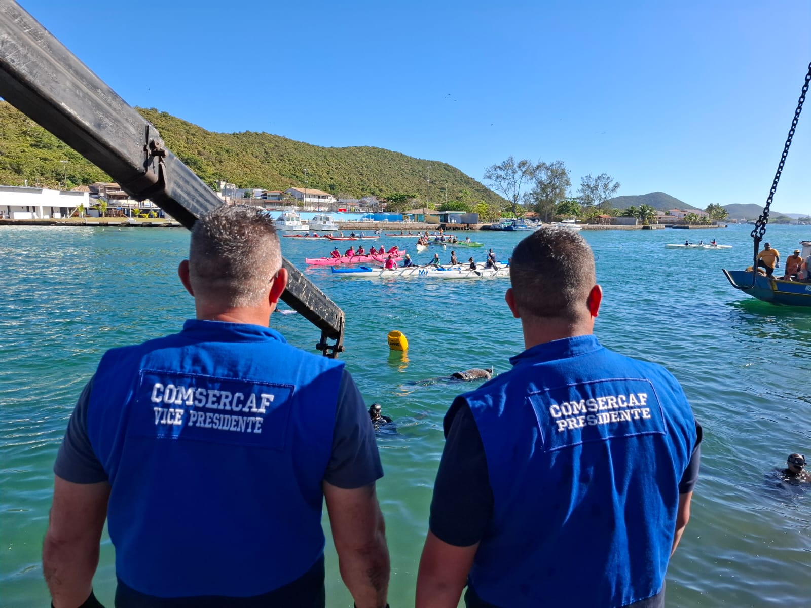 A Companhia de Serviços de Cabo Frio (COMSERCAF) realizou neste sábado (22) mais um mutirão de limpeza, desta vez no Canal do Itajuru