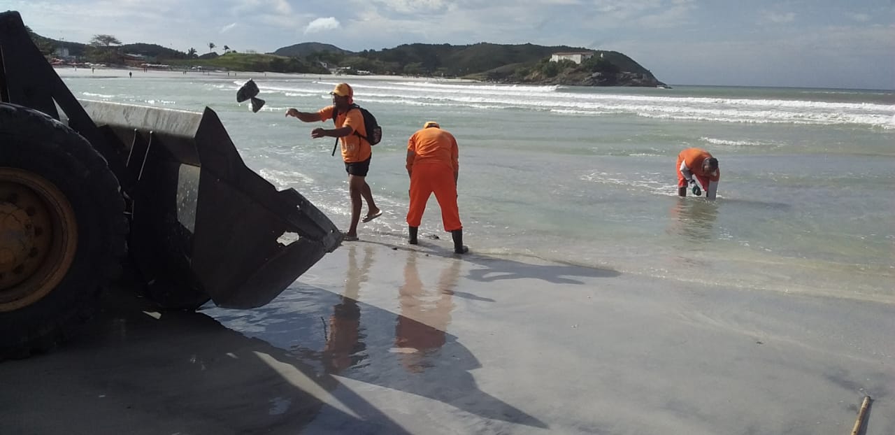 Prefeitura realiza retirada de pedras da Praia do Forte